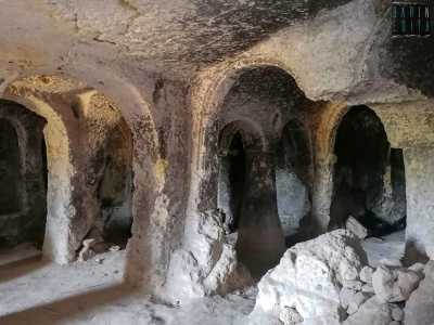 L�intero ambiente, dalle pareti bianche e grigie...
